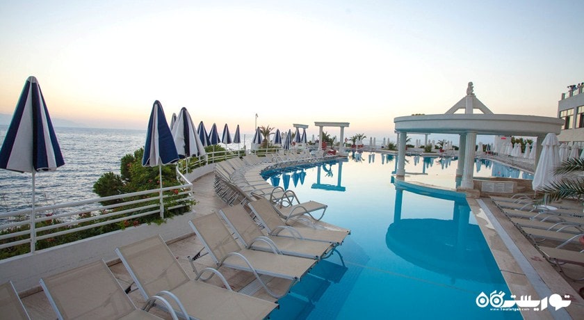 نمایی از استخر روباز هتل